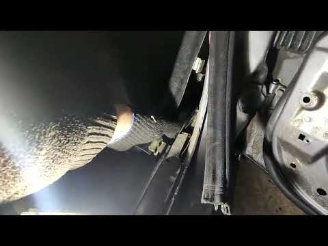 Видео: Как снять дверь Мерседес С 180, С 200, С 220, С 280 (W 202, S 202) 1993-2001г. выпуска.