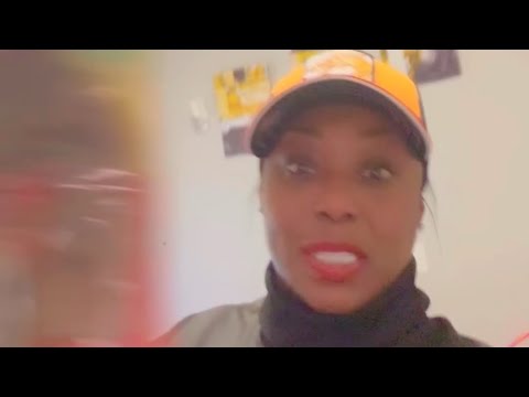 Видео: Она не присоединяется к групповым мероприятиям… Но мы всё равно создаём праздничные воспоминания,...