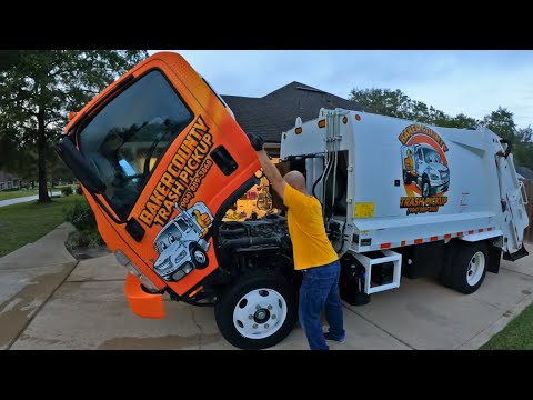 Видео: Еще одно техническое обслуживание нашего маленького мусоровоза Isuzu