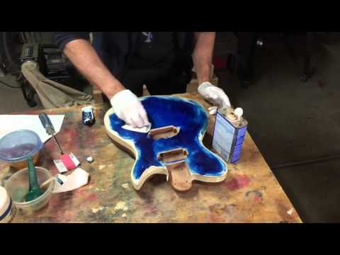 Видео: Отделка гитары ручной полировки. Часть 3. Тонирование дерева художественными масляными красками.