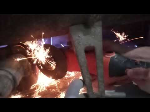 Видео: Как срезать сифон чугунной ванны (слив -перелив) ...?
