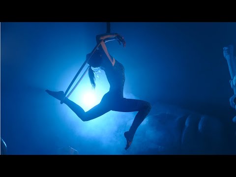 Видео: Номер на воздушном кольце под живой вокал - шоу-группа Aerial Angels