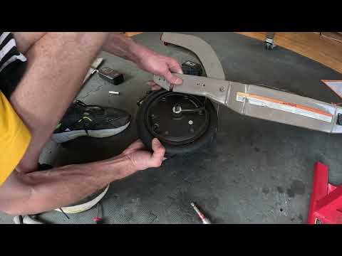 Видео: Замена задней камеры и исправление ослабленного стержня на электросамокате Razor C35 SLA