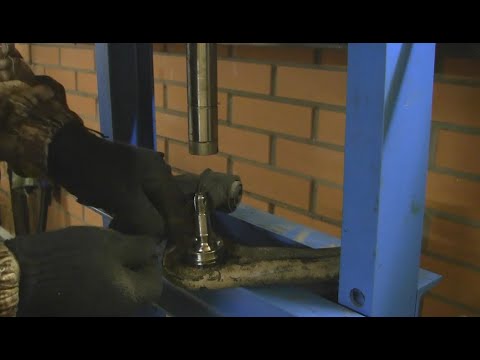 Видео: Прадо 150. Замена шаровой переднего верхнего рычага.