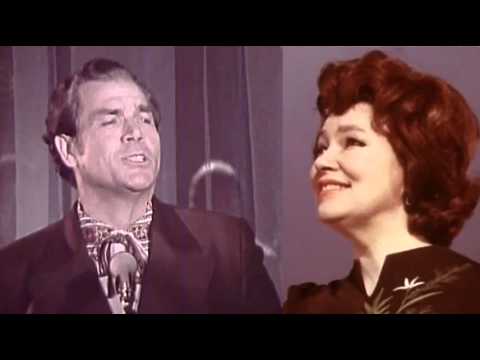 Видео: Hnatyuk Rudenko "Місяць на небі" Ukrainian duet  LIVE 1972