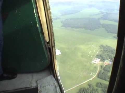 Видео: Первый прыжок с парашютом. Как это выглядит.