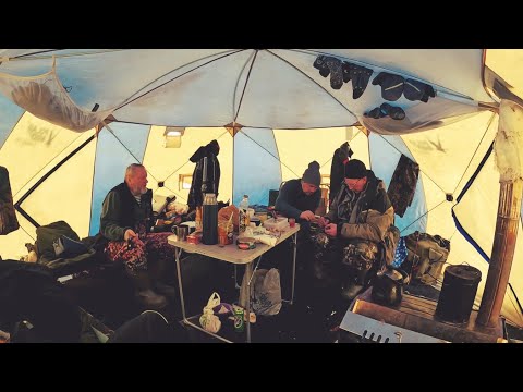 Видео: Рыбалка С Ночёвкой в зимней палатке.Завезли материал в Избу.Готовим в казане.
