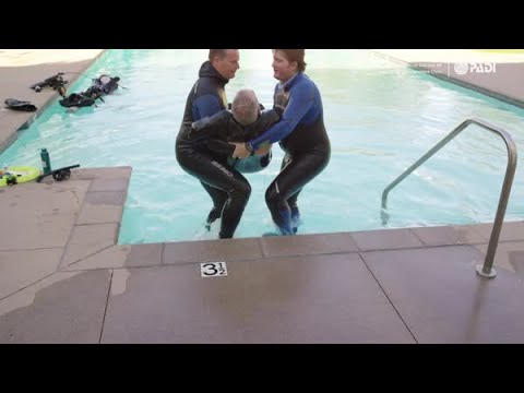 Видео: Упражнение по спасению №8 — Выход из воды, если дайвер потерял сознание