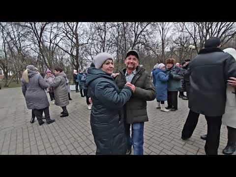 Видео: 1.02.25г..."РОЗЫ... 🌹🌹🌹... АЛЫЕ"... звучит на танцполе в Гомельском парке...