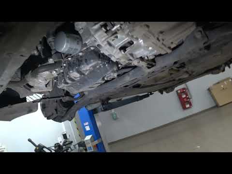 Видео: Skoda Octavia A8, Octavia IV (NX) 1,4 DJKA замена масла в двигателе