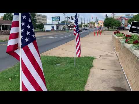 Видео: ЮЖНЫЙ ГОРОДОК В США: ГУЛЯЕМ ПО ЦЕНТРУ