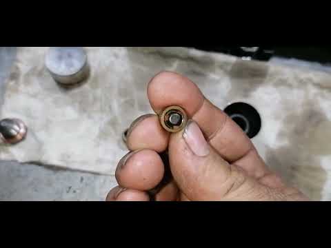 Видео: Audi 80 1.8L замена ремня Г. Р. М саль. клапанов, промывка компенцаторов.