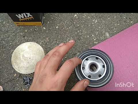 Видео: Замена масла двигателя и маслофильтра. Славута 1103