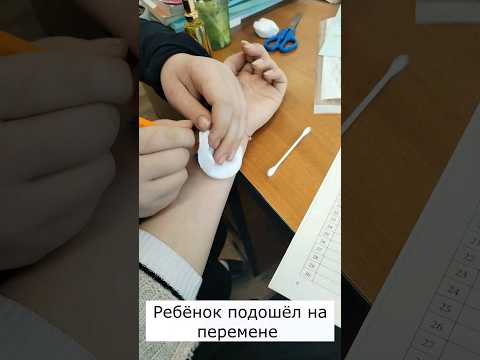 Видео: Ученик делает тату учителю в школе #shorts #школа #учитель