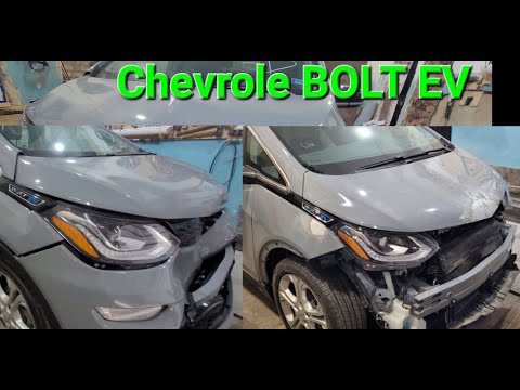 Видео: Chevrolet BOLT EV Рихтовка и пайка крыльев, вытяжка капота и много не запланированной работы.