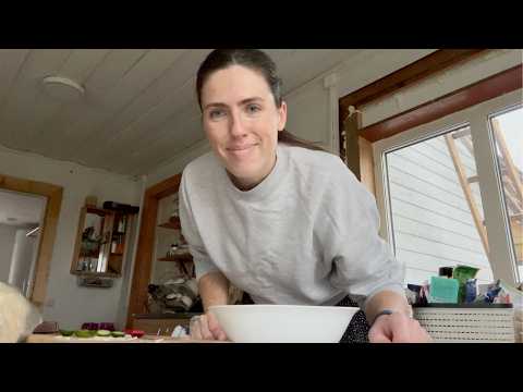 Видео: Бросили всё ради простой жизни