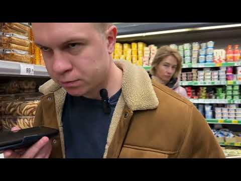 Видео: Охранник в магазине решил подзаработать