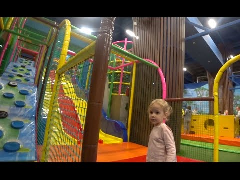 Видео: Белла в игровом центре Джоки Джой первый раз играет- Indoor Playground for kids Play Center!