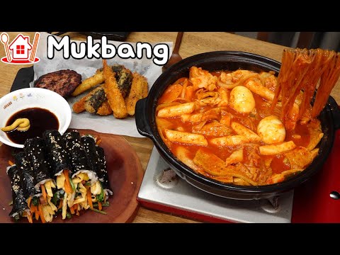 Видео: Пара Mukbang│ Готовит и ест ттокбокки, мини-кимбап и картофель фри.