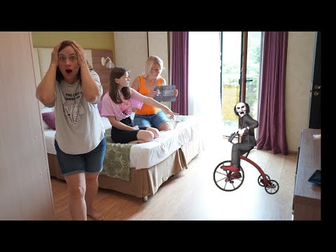 Видео: Жуткий КВЕСТ от ПИЛЫ! Играем в ОТЕЛЕ! Он нас ЗАКРЫЛ!