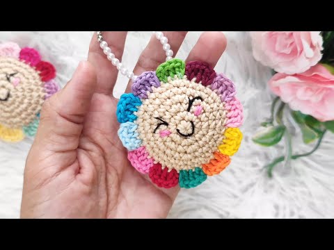 Видео: как связать крючком брелок-цветок Амора (с субтитрами)