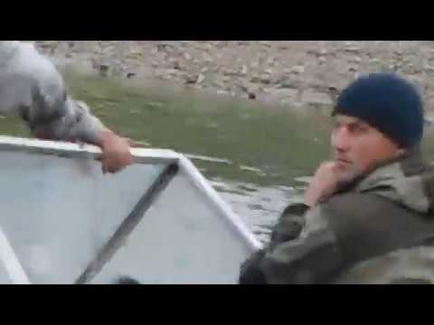 Видео: Полицейские рыбачат на сети Новобирилюссы.