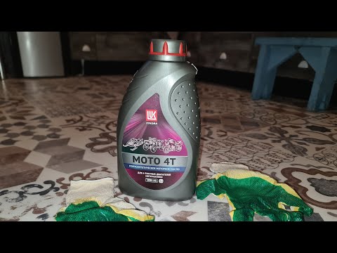 Видео: Замена моторного масла Honda Super Cub AA04