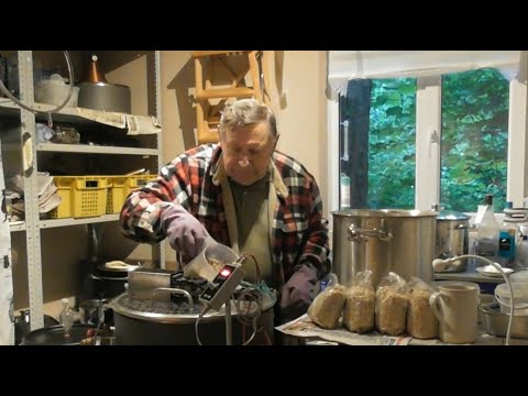 Видео: Тёмное пиво овсяный стаут. Затирание, варка, брожение.