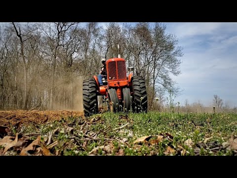 Видео: Новый трактор и немного вспашки!
