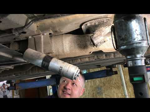 Видео: Замена топливного фильтра BMW x3 2.0d F25/ Fuel filter replacing
