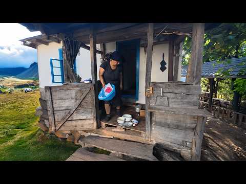 Видео: От гор до стола | Бабушка готовит Lavangi Pilaf | Деревенская жизнь веселой пожилой пары