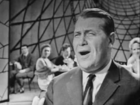 Видео: Марк Бернес - "Течет река Волга"