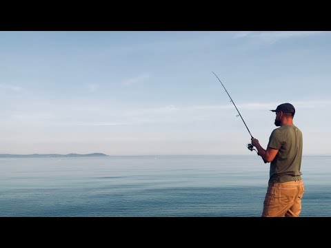 Видео: Береговий спінінг на морі. Риболовля в Греціі.