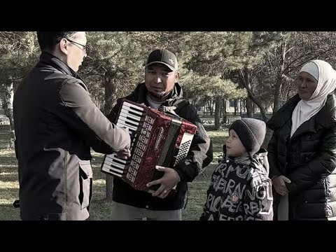 Видео: Аваз Акимов интернеттеги кичине балага аккордеон белек кылды.