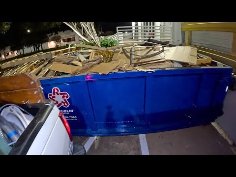 Видео: Рыться в мусорном баке: «Не думаю, что он вылезет!»