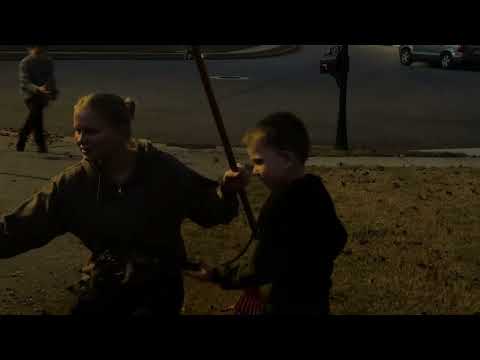 Видео: Осенняя уборка… или поле битвы за грабли? 🍁😂 Четверо мальчишек, листья летят, суета — и много смеха!