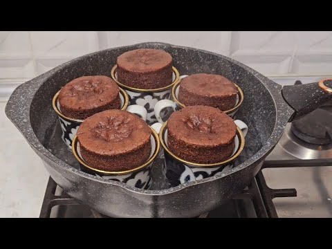 Видео: Без формочки можно приготовить очень вкусные пирожные в горшочке. Они так и тянутся ко рту!