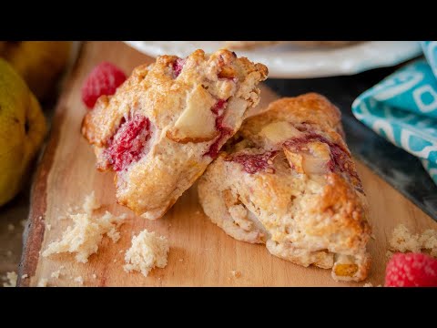Видео: ВКУСНЕЙШИЕ БУЛОЧКИ с малиной и грушей | быстрые СКОНЫ на завтрак