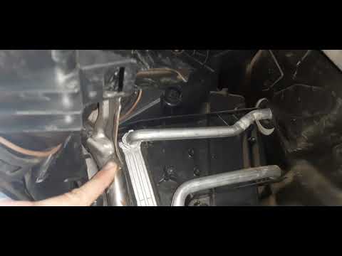 Видео: Замена радиатора  печки Honda fit GD