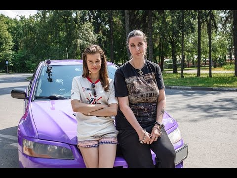 Видео: Катерина Шпица передвигается по Москве на самокате!
