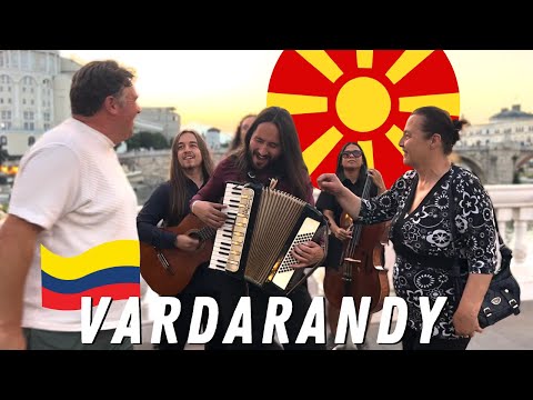 Видео: Случајните минувачи не можеа да поминат покрај колумбискиот бенд со македонски песни