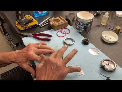 Видео: 2557. При восстановлении проигрывателя фонографа удалите все следы старой резины.