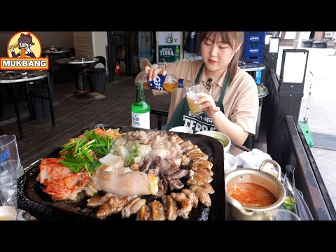 Видео: Мукбанг | Ассорти коровьих кишок на гриле с напитком соджу за столом под открытым небом.