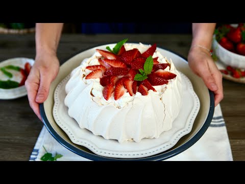 Видео: Торта Павлова със сметана, ягодово кули ( ягодов сос) и свежи ягоди