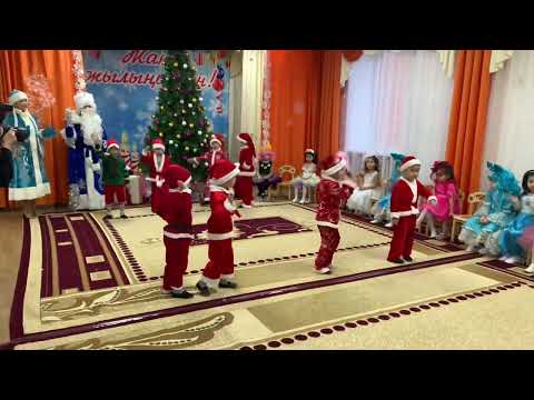 Видео: Танец Санта клаусов