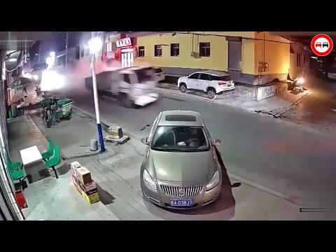 Видео: ЖЕСТЬ!. Кто учил ездить этих горе водителей, нарушающих  ПДД и совершающих страшные аварии и ДТП?
