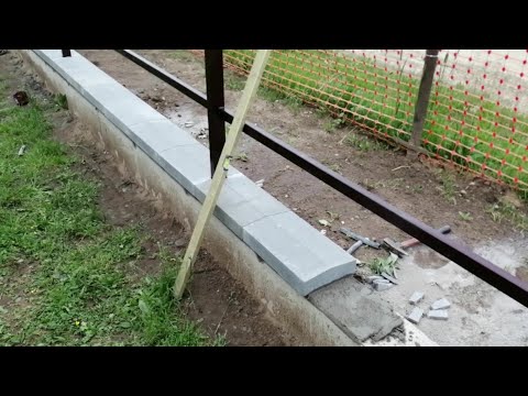 Видео: Бетонные парапеты (декоративные бетонные крышки) для фундамента забора