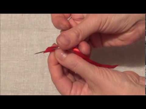 Видео: Вышивка лентами для начинающих. Как вдеть ленту в иголку.