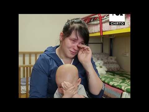 Видео: Убежала с детьми из дома после того, как ее избил муж