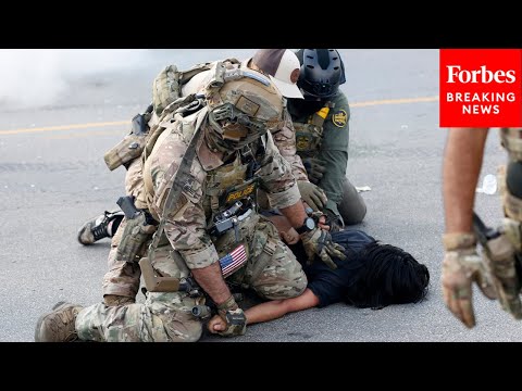 Видео: Демократ предупреждает американцев, что «злоупотребление властью и беззаконие» в результате рейдо...